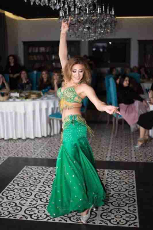 Cəmi bir gecə üçün 100 min dollar ... -   Vəzifəli şəxsdən rəqqasəyə intim təklif (FOTOLAR)