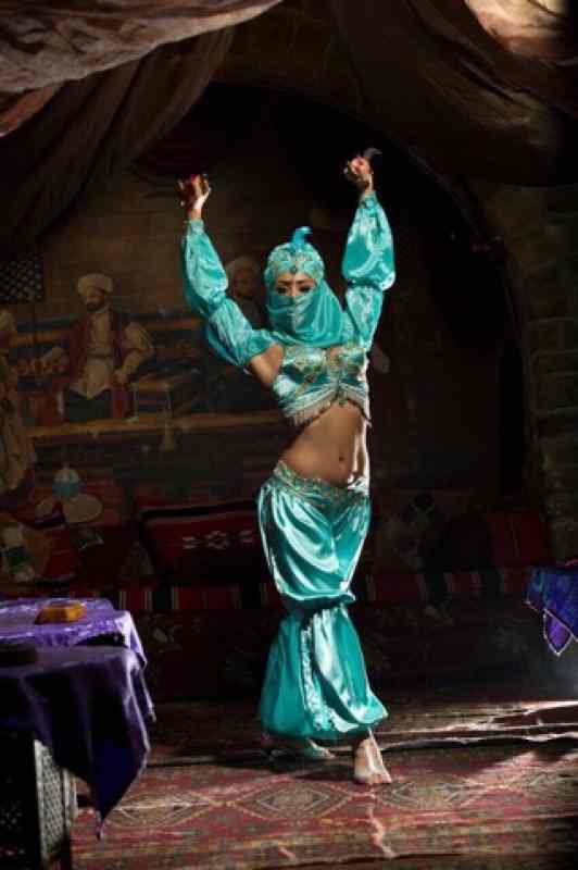 Cəmi bir gecə üçün 100 min dollar ... -   Vəzifəli şəxsdən rəqqasəyə intim təklif (FOTOLAR)