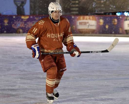 Putin hokkey oynadı -  FOTOLAR