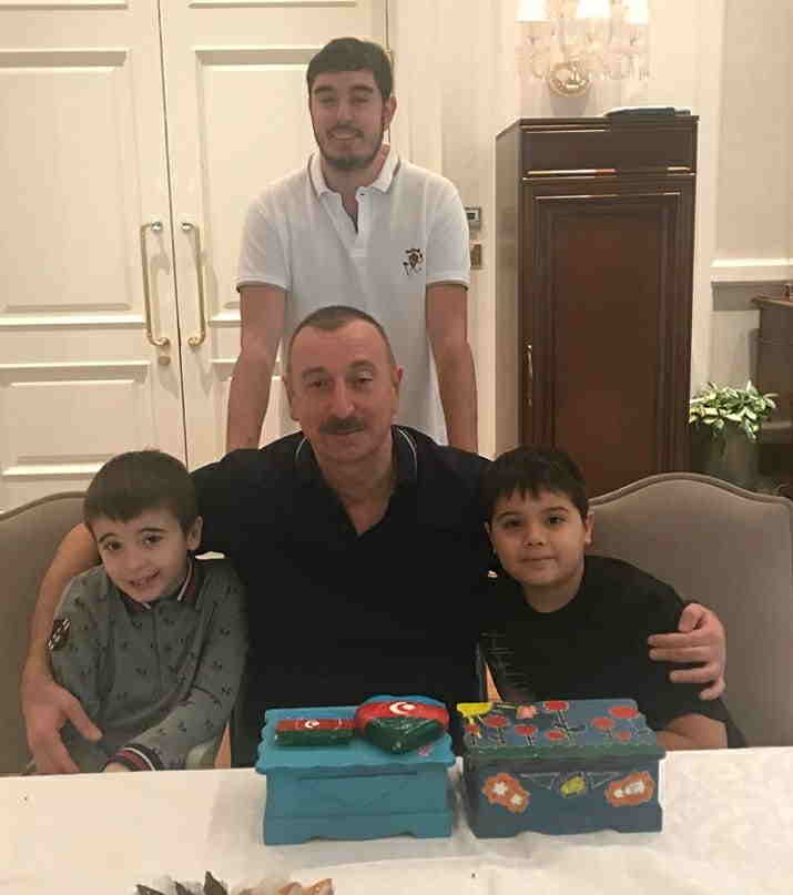  Nəvələrindən prezidentə maraqlı hədiyyə  - FOTO