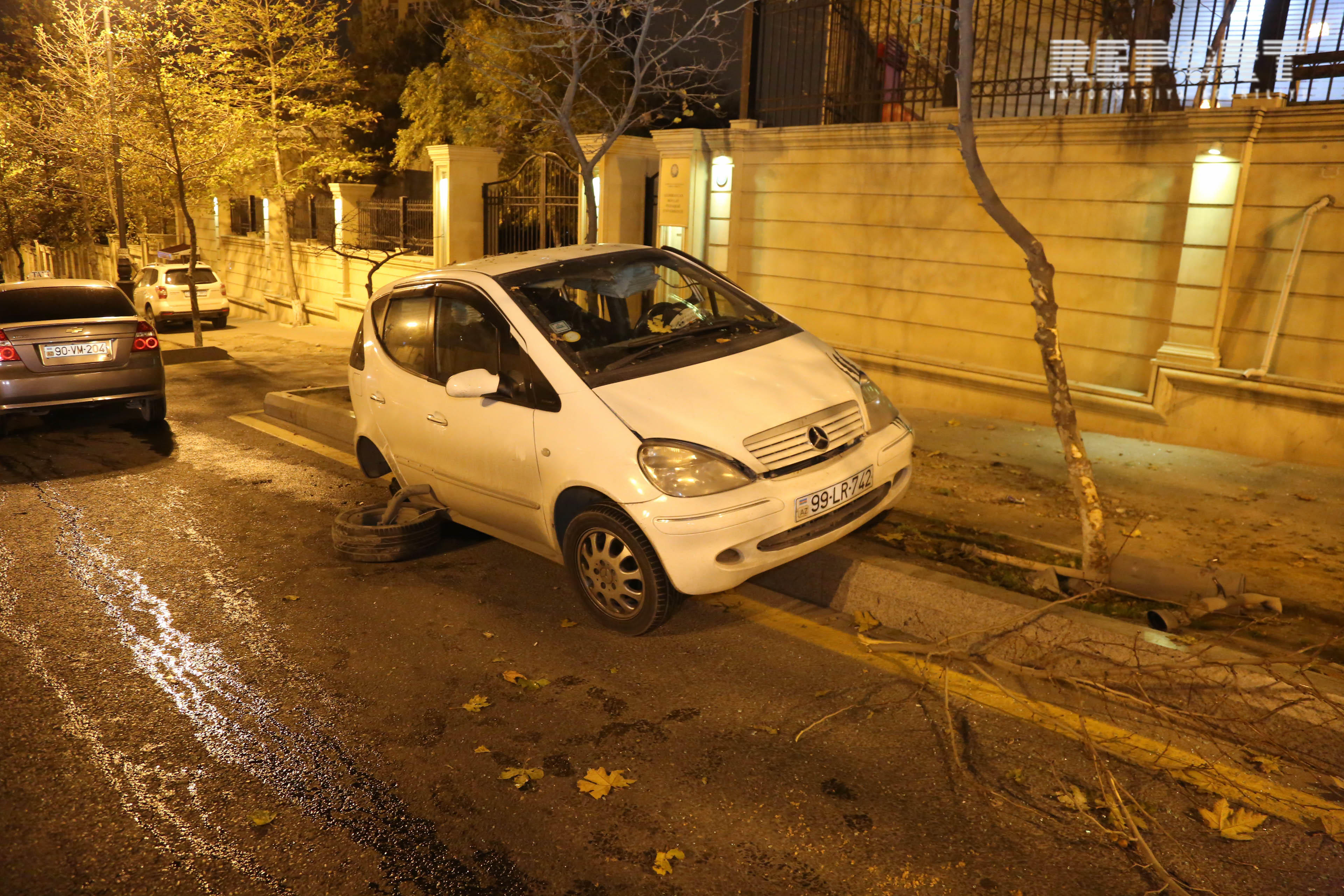 Bakıda sərxoş sürücü   qəza törətdi - FOTOLAR