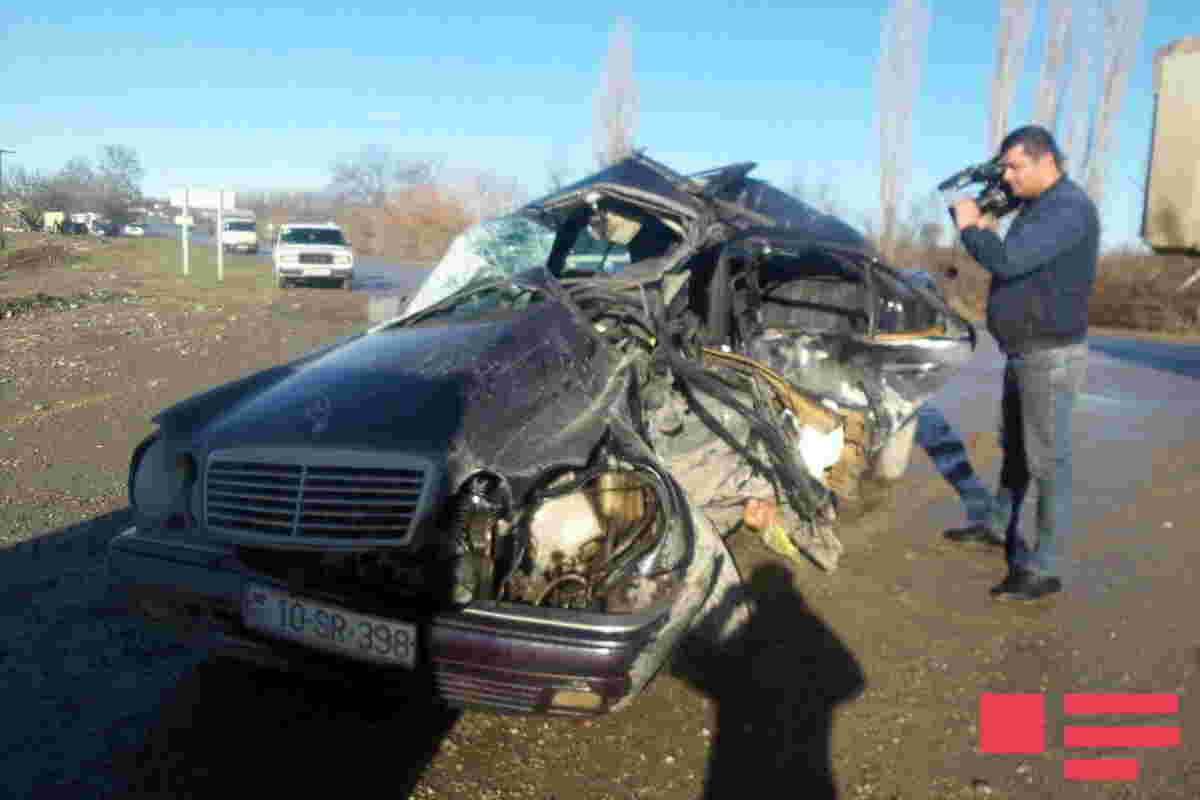 Mikroavtobusla Mercedes toqquşdu  - ÖLƏN VAR