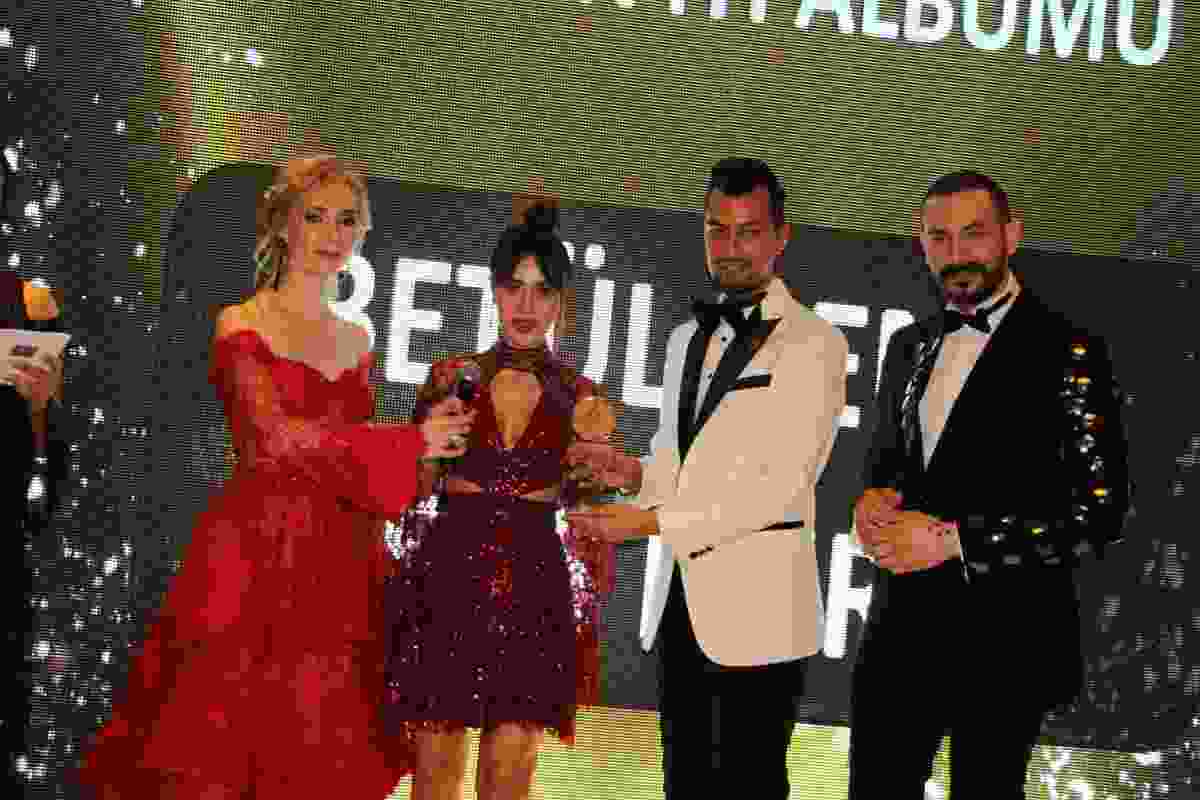 Türkiyədə daha bir qalmaqallı MÜKAFAT: Onlar birinci oldu (FOTOLAR)