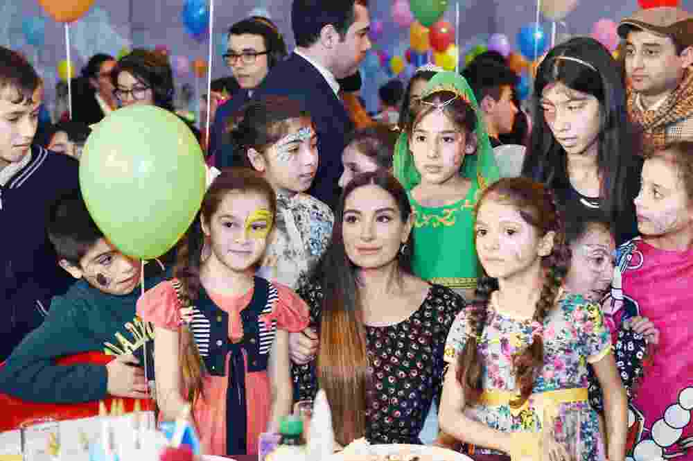 Mehriban Əliyeva uşaqlar üçün təşkil olunan şənlikdə -  FOTOLAR