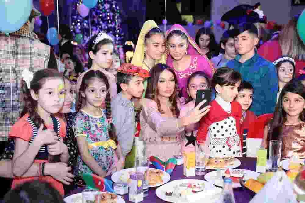 Mehriban Əliyeva uşaqlar üçün təşkil olunan şənlikdə -  FOTOLAR
