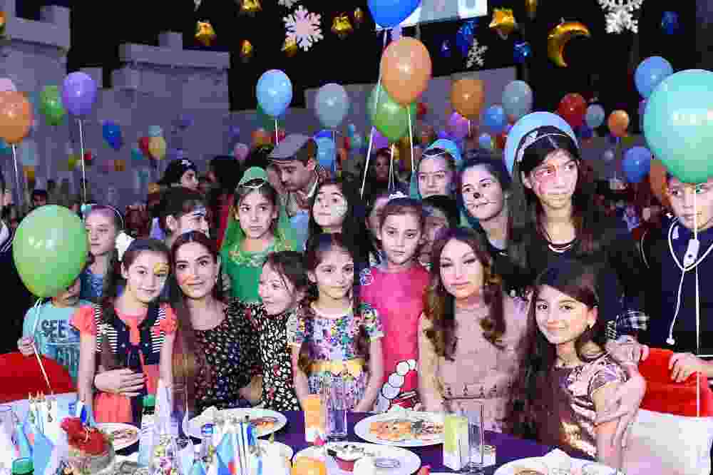 Mehriban Əliyeva uşaqlar üçün təşkil olunan şənlikdə -  FOTOLAR