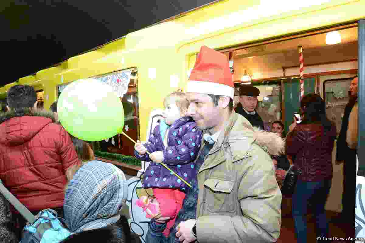 Bakı metrosunda Yeni il şənliyi -  Şaxta baba  Nəsimi Paşayevdir (FOTOLAR)