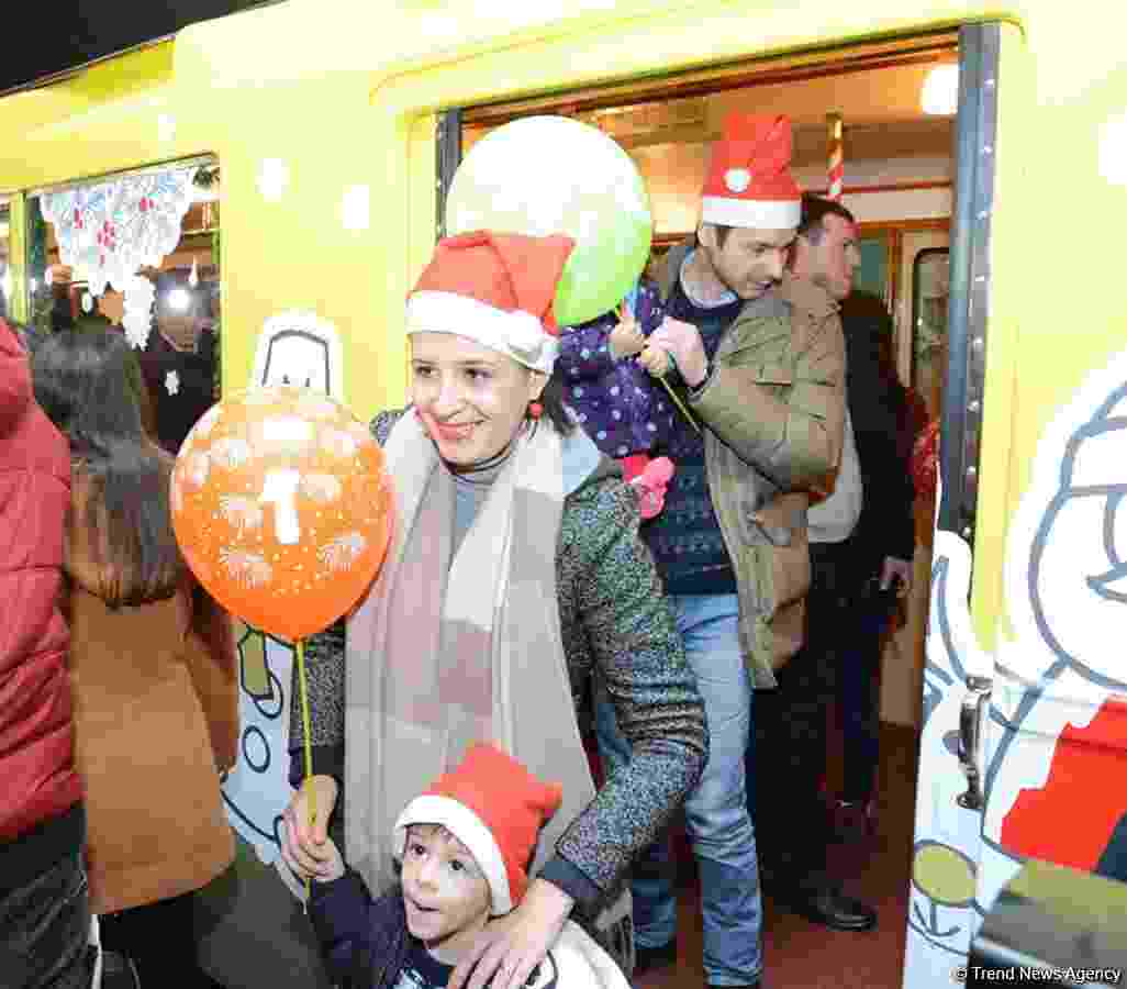 Bakı metrosunda Yeni il şənliyi -  Şaxta baba  Nəsimi Paşayevdir (FOTOLAR)