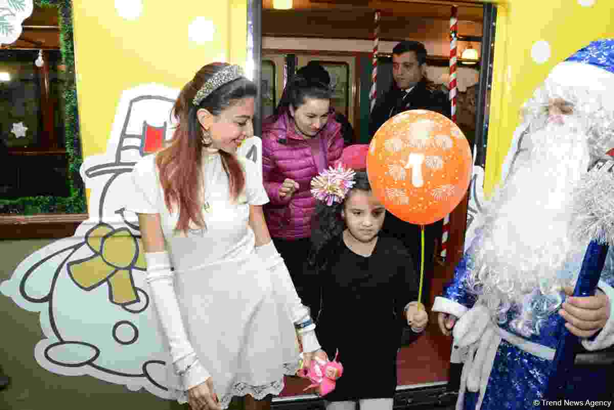 Bakı metrosunda Yeni il şənliyi -  Şaxta baba  Nəsimi Paşayevdir (FOTOLAR)