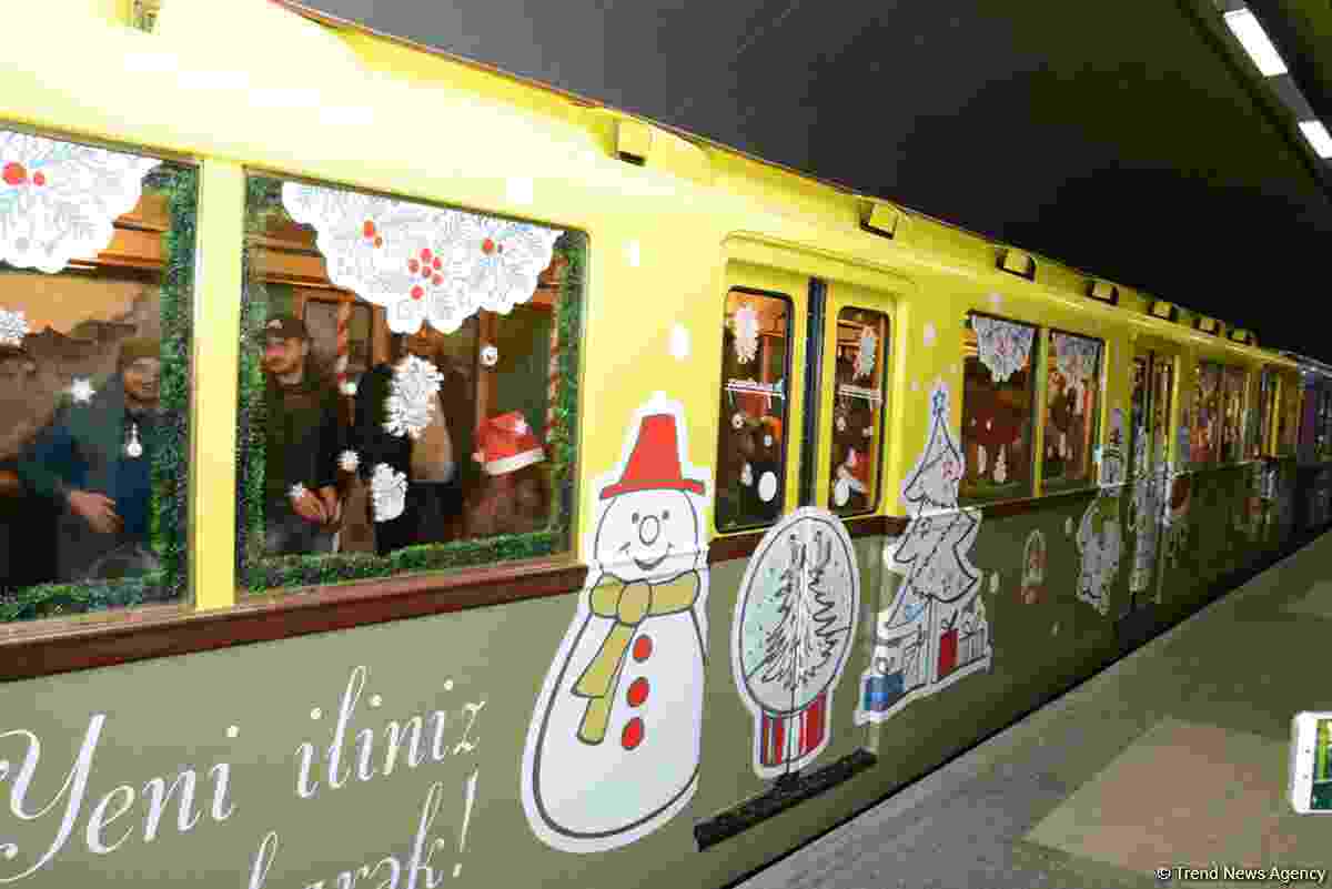 Bakı metrosunda Yeni il şənliyi -  Şaxta baba  Nəsimi Paşayevdir (FOTOLAR)