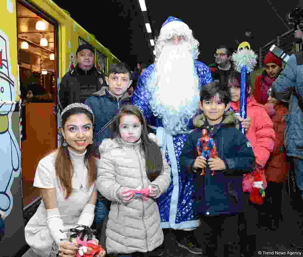 Bakı metrosunda Yeni il şənliyi -  Şaxta baba  Nəsimi Paşayevdir (FOTOLAR)