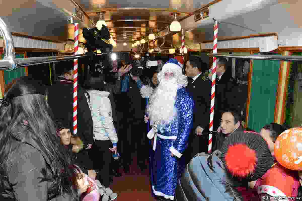 Bakı metrosunda Yeni il şənliyi -  Şaxta baba  Nəsimi Paşayevdir (FOTOLAR)