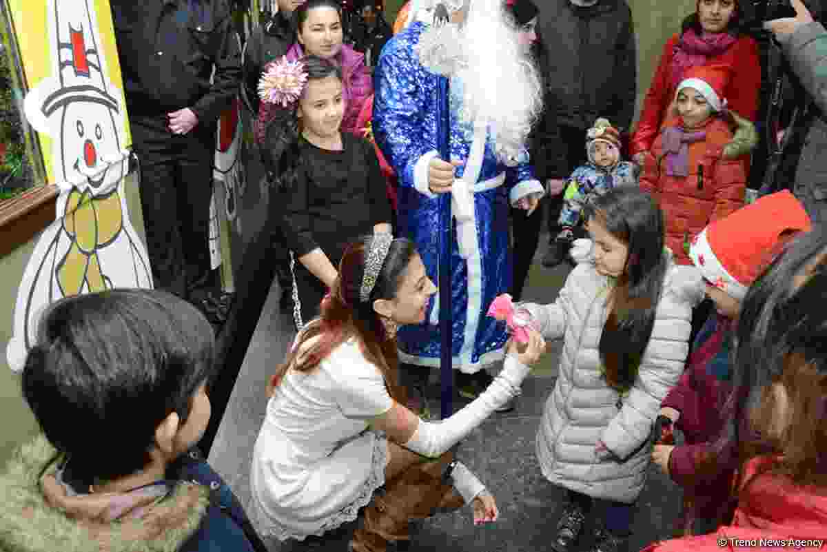 Bakı metrosunda Yeni il şənliyi -  Şaxta baba  Nəsimi Paşayevdir (FOTOLAR)