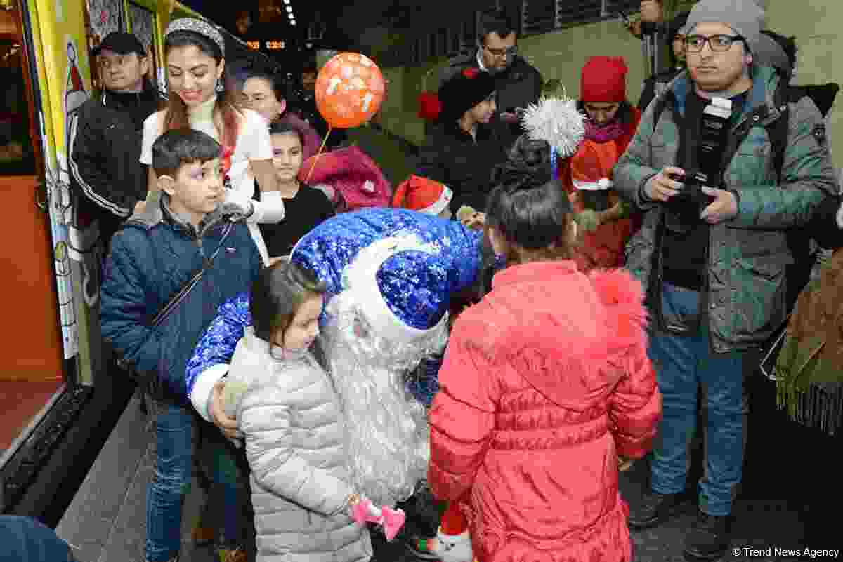 Bakı metrosunda Yeni il şənliyi -  Şaxta baba  Nəsimi Paşayevdir (FOTOLAR)