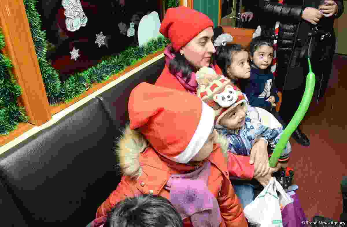 Bakı metrosunda Yeni il şənliyi -  Şaxta baba  Nəsimi Paşayevdir (FOTOLAR)