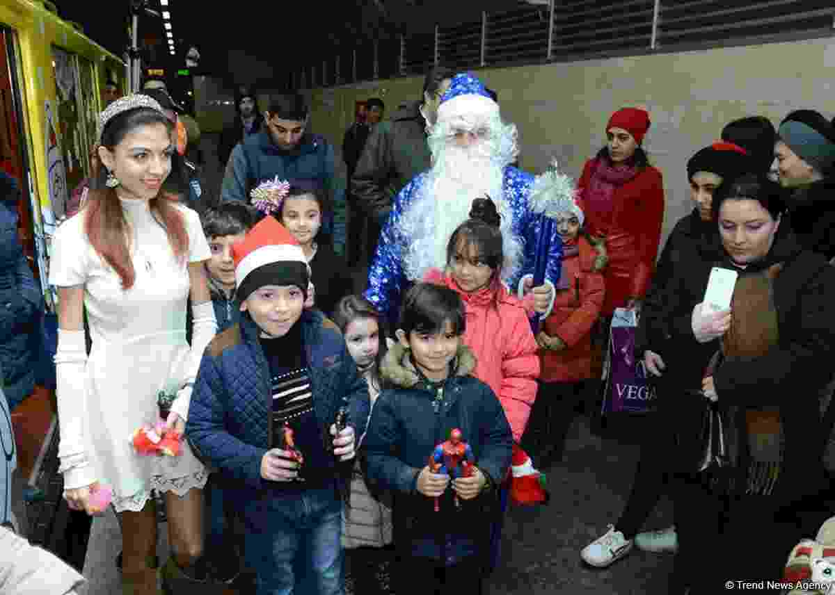 Bakı metrosunda Yeni il şənliyi -  Şaxta baba  Nəsimi Paşayevdir (FOTOLAR)