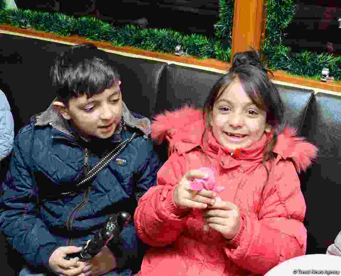 Bakı metrosunda Yeni il şənliyi -  Şaxta baba  Nəsimi Paşayevdir (FOTOLAR)