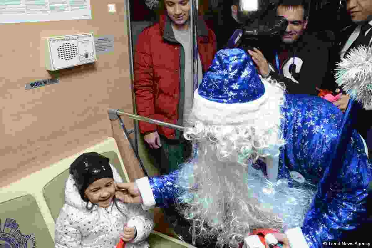 Bakı metrosunda Yeni il şənliyi -  Şaxta baba  Nəsimi Paşayevdir (FOTOLAR)