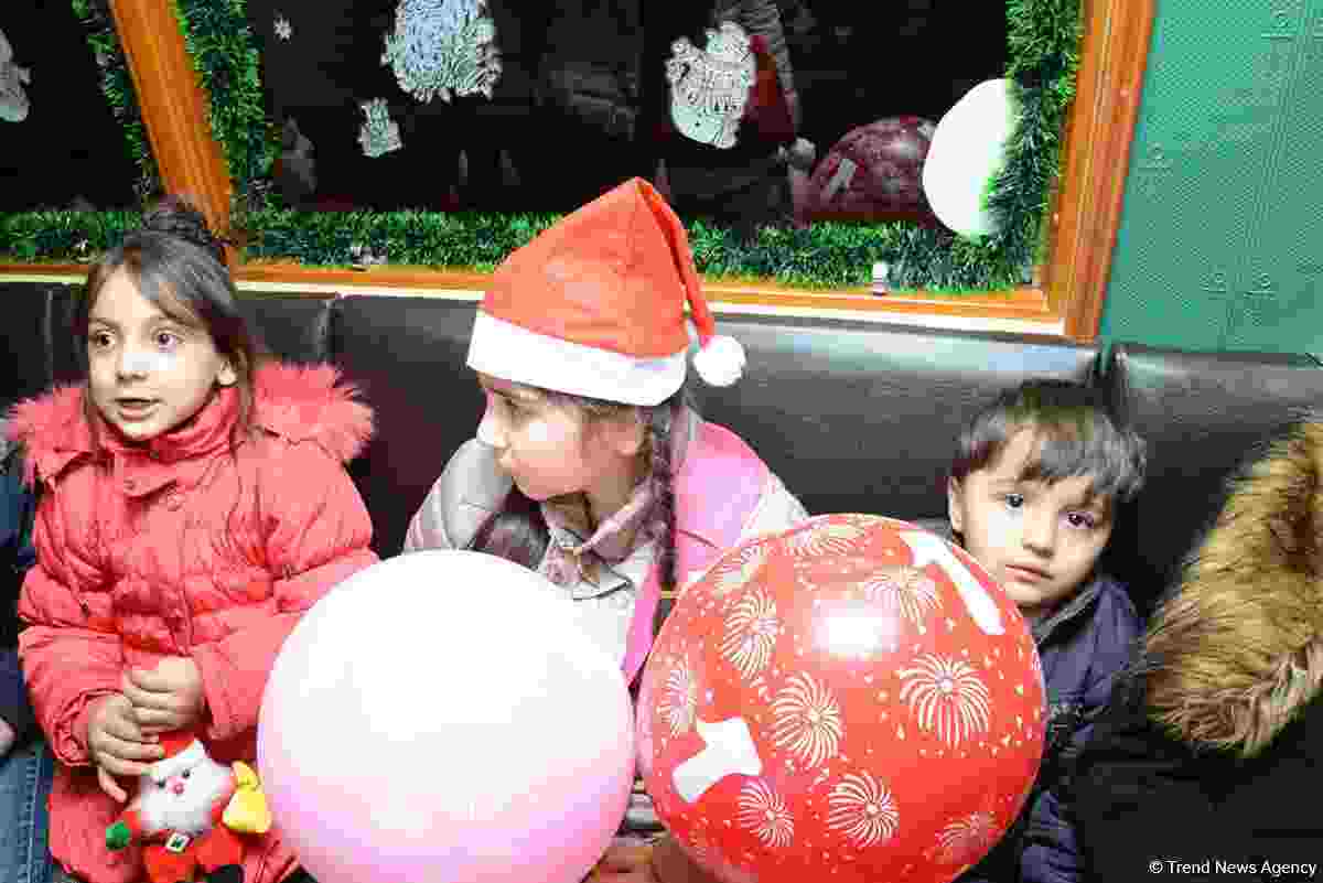 Bakı metrosunda Yeni il şənliyi -  Şaxta baba  Nəsimi Paşayevdir (FOTOLAR)