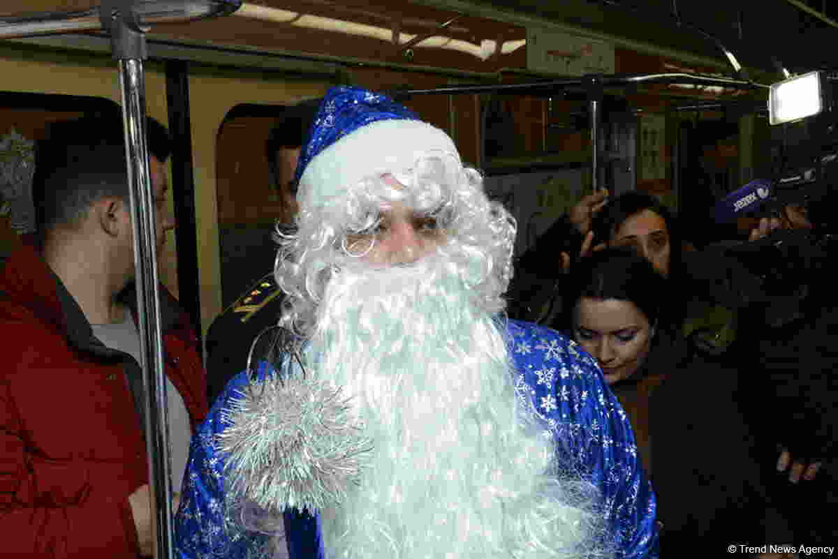 Bakı metrosunda Yeni il şənliyi -  Şaxta baba  Nəsimi Paşayevdir (FOTOLAR)
