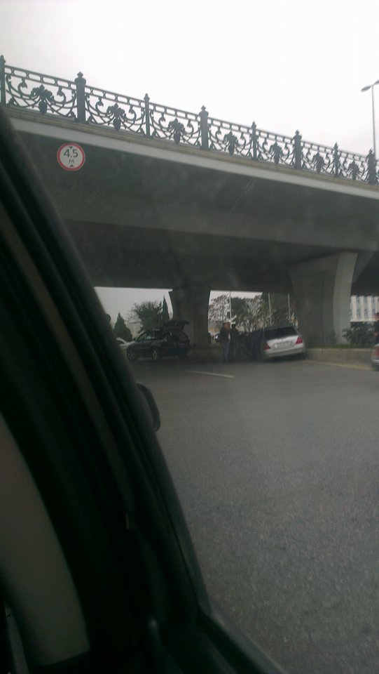 Mersedeslə körpünün bardürünə girdi -  sürücü öldü - FOTOLAR