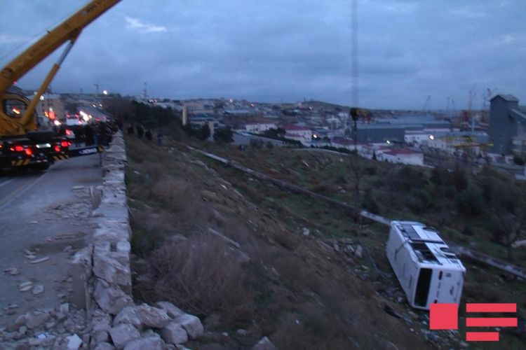 Avtobusunun dərəyə aşması nəticəsində yaralanan  15 nəfərin ADI AÇIQLANDI (YENİ-3-FOTOLAR)