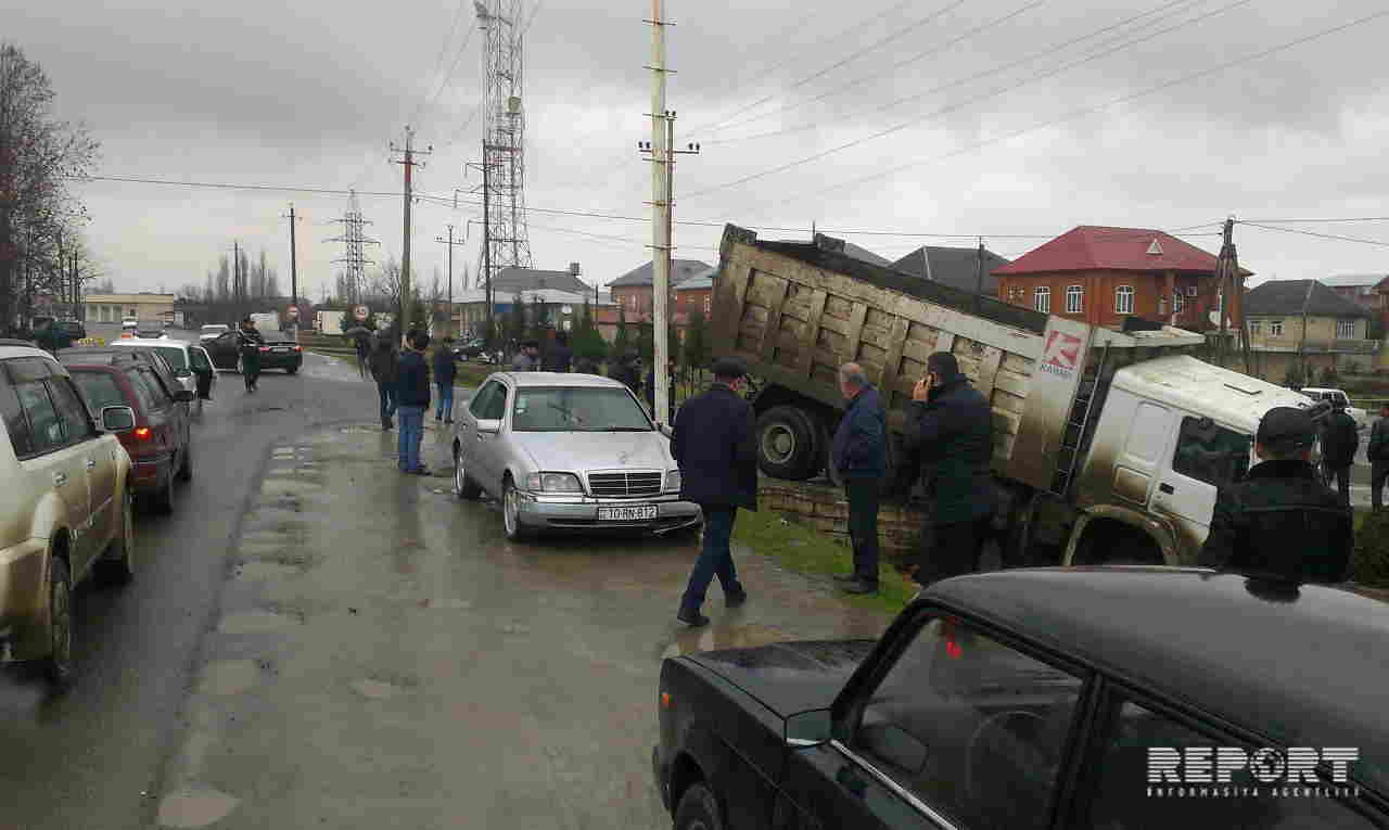 Lənkəranda yük maşını su kanalına aşdı - FOTO