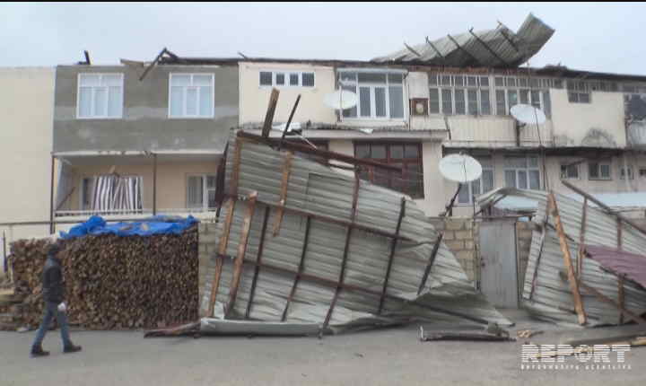 Külək evlərə ziyan vurdu, elektrik dirəkləri aşdı - FOTOLAR
