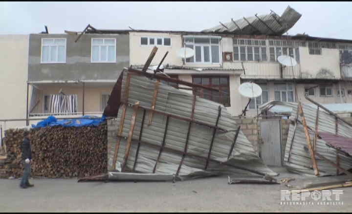 Külək evlərə ziyan vurdu, elektrik dirəkləri aşdı - FOTOLAR
