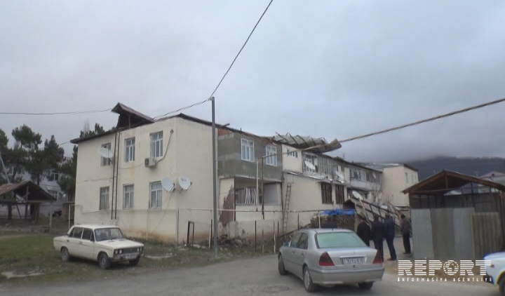 Külək evlərə ziyan vurdu, elektrik dirəkləri aşdı - FOTOLAR