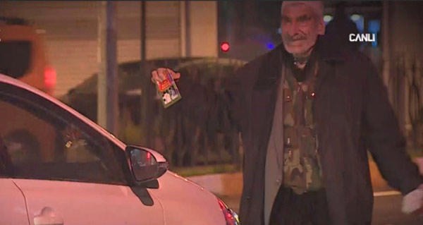 Aktyor yolda namaz kitabı satarkən görüntüləndi -  Tanımadılar - FOTO