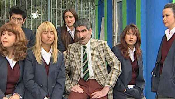 Aktyor yolda namaz kitabı satarkən görüntüləndi -  Tanımadılar - FOTO