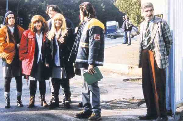 Aktyor yolda namaz kitabı satarkən görüntüləndi -  Tanımadılar - FOTO