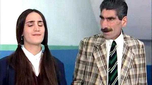 Aktyor yolda namaz kitabı satarkən görüntüləndi -  Tanımadılar - FOTO