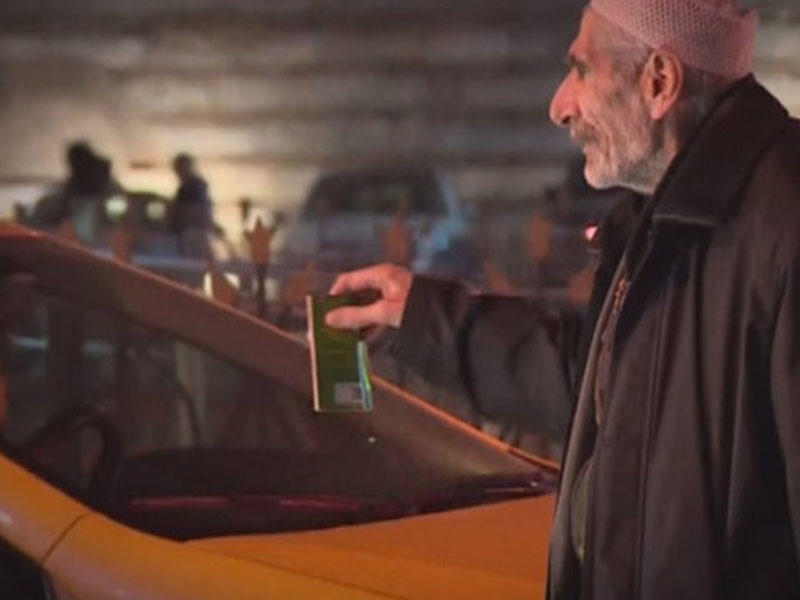 Aktyor yolda namaz kitabı satarkən görüntüləndi -  Tanımadılar - FOTO