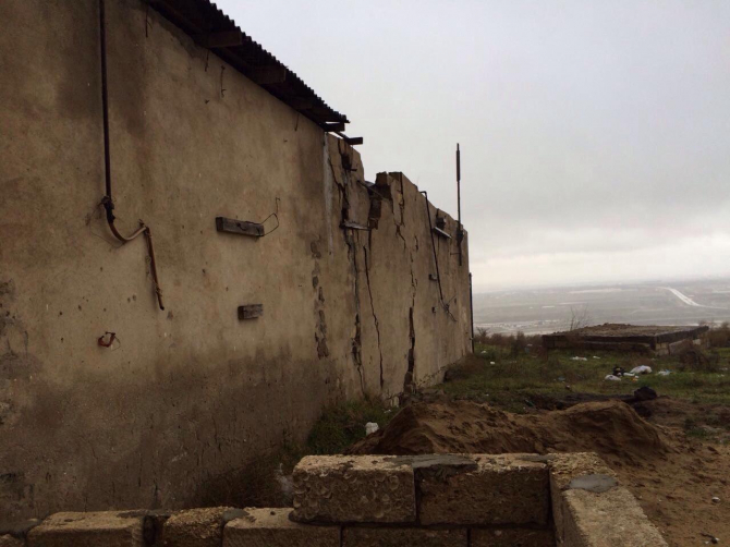 Bakıda 16 mərtəbəli yeni binada  TƏHLÜKƏ  (FOTOLAR)
