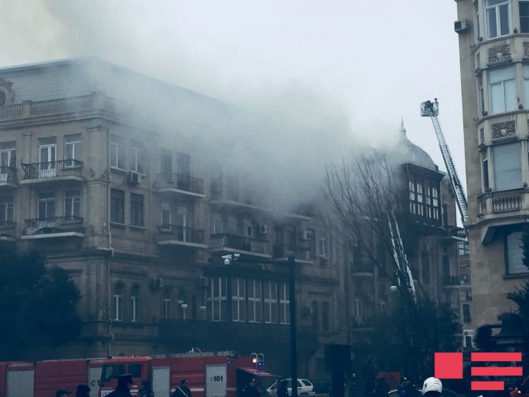 Bakıda yanan bina söndürüldü  -  FOTOLAR (YENİ-3)