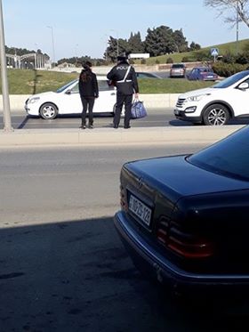 Ağır sumkanı əlindən alıb yolu keçirdi -  FOTOLAR
