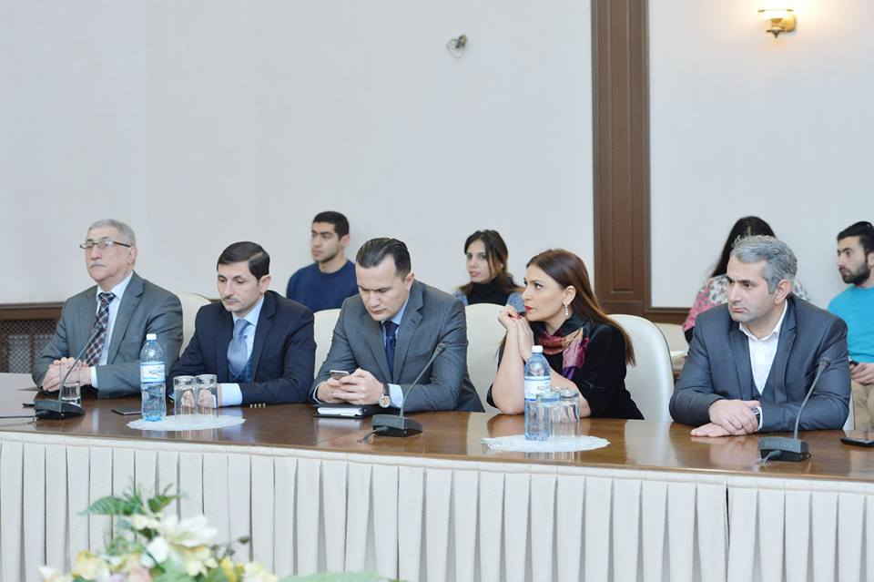 PR və media dialoqu  mövzusunda dəyirmi masa keçirildi  - FOTO