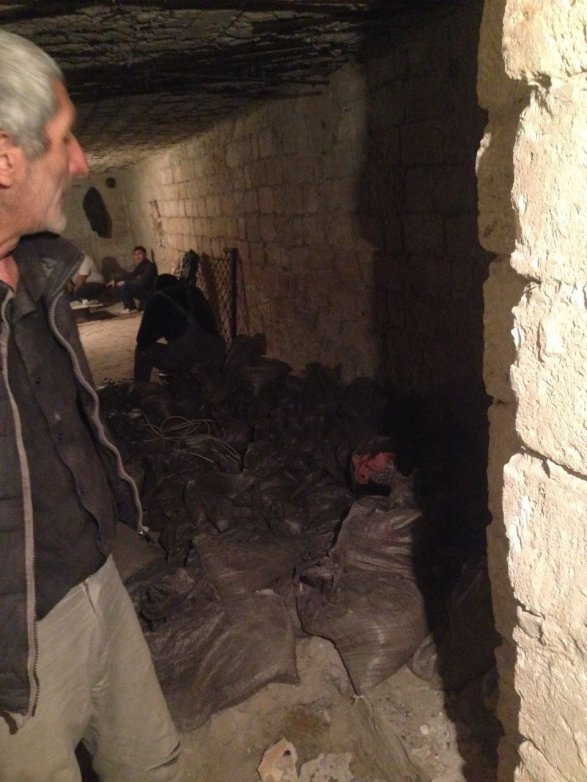 Bakıda sakinlər TƏHLÜKƏDƏ:  Binanın dayaq divarları sökülür - restoran açılır (FOTOLAR)