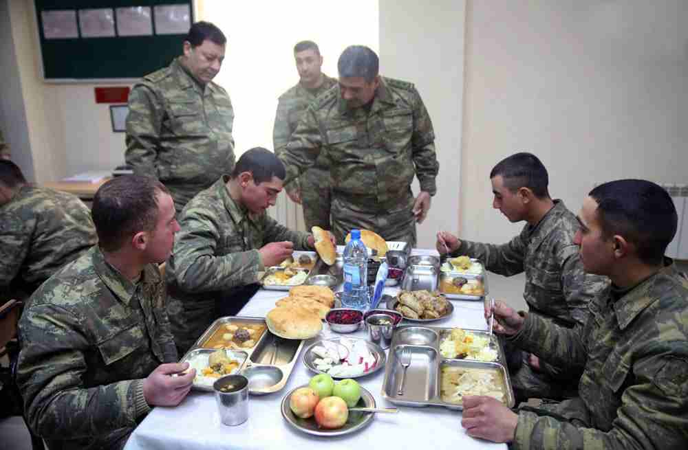 Zakir Həsənov cəbhədə  - düşmən mövqelərini müşahidə etdi (FOTOLAR)