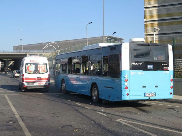   Avtobus dayanacağa girdi, 3 nəfər öldü  