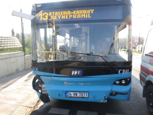   Avtobus dayanacağa girdi, 3 nəfər öldü  