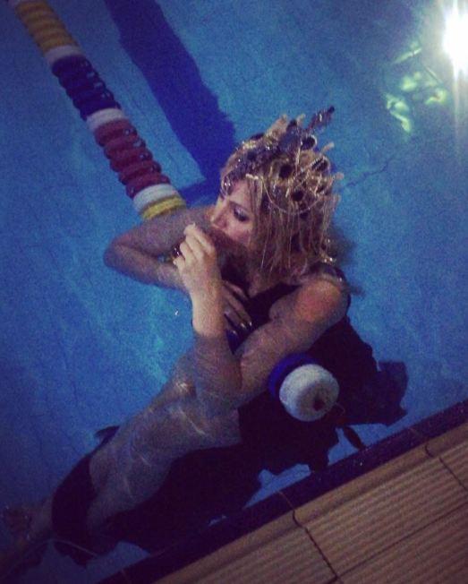 Nigar Camal soyunub suda  fotosessiya etdirdi 