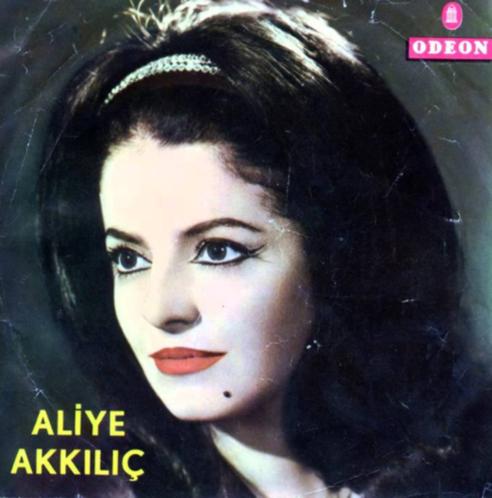 Tanınmış müğənni vəfat etdi - FOTO