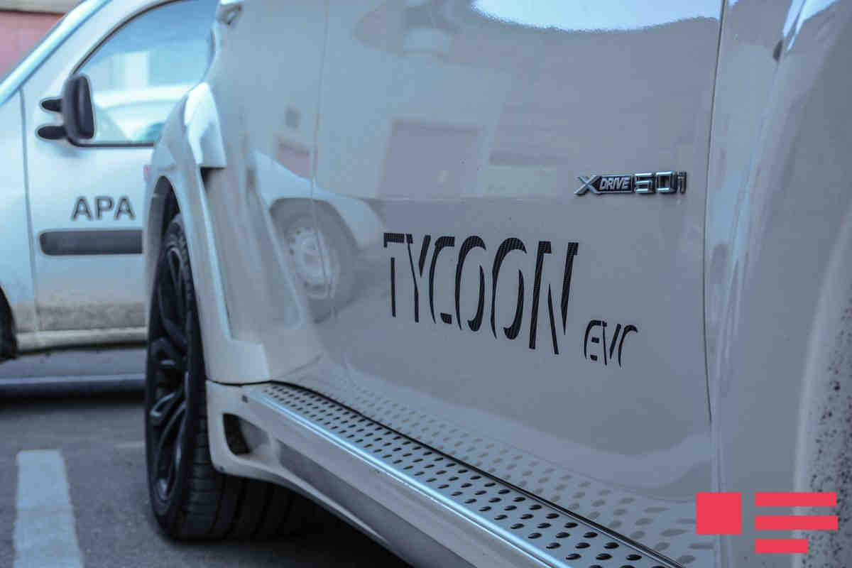 Fərdanın bahalı avtomobili -  FOTOLAR