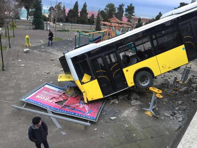 Avtobus uşaq parkına aşdı  - FOTO