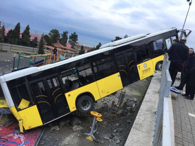 Avtobus uşaq parkına aşdı  - FOTO