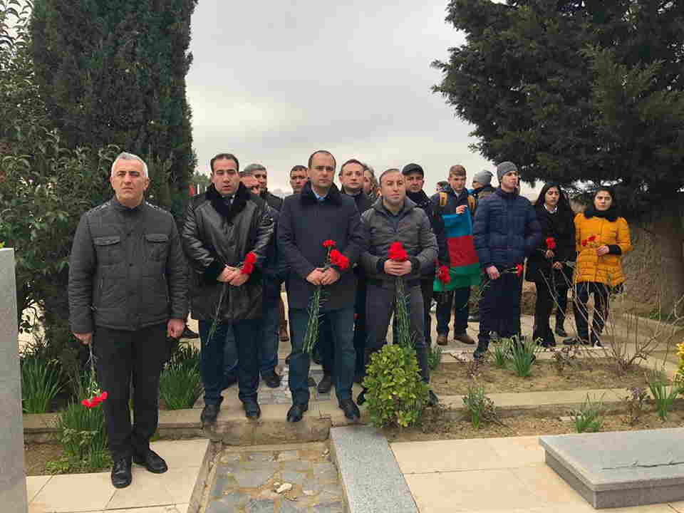 Gənclər Milli Qəhrəmanın məzarını ziyarət etdi - FOTOLAR