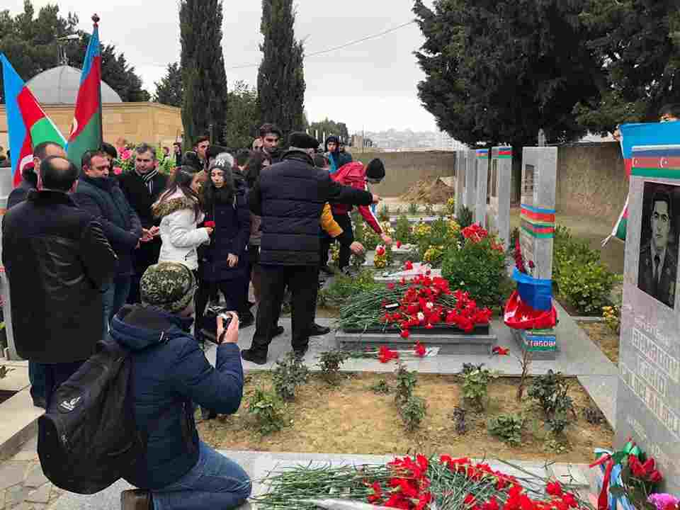 Gənclər Milli Qəhrəmanın məzarını ziyarət etdi - FOTOLAR